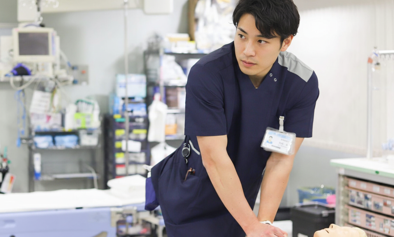 救急外来で勤務する救急救命士