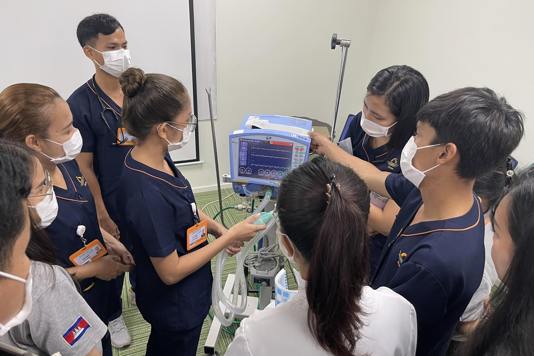 日本人スタッフによる人工呼吸器の講義風景